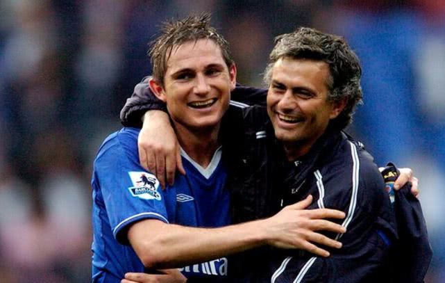 与曼联完成 与曼联完成